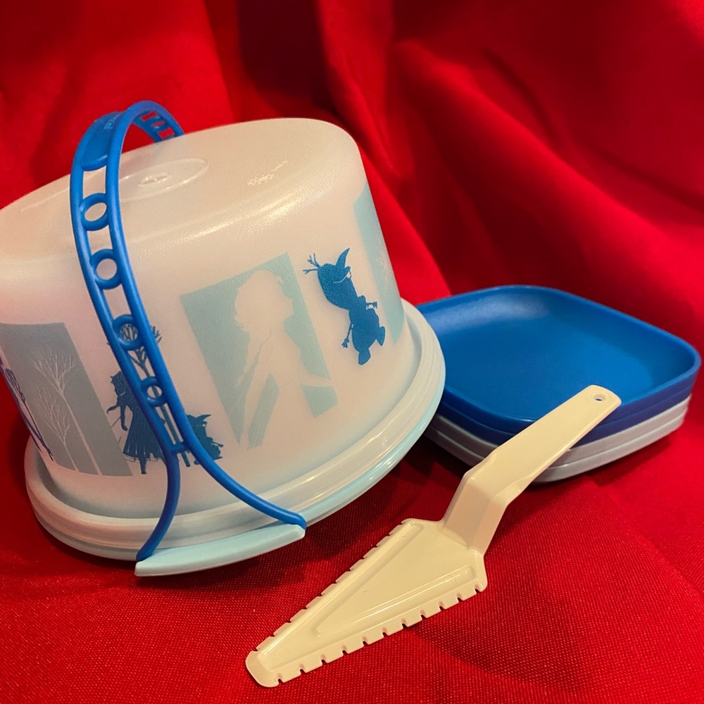 Kids Tupperware Frozen Themed Mini cake taker, server & plates! New!